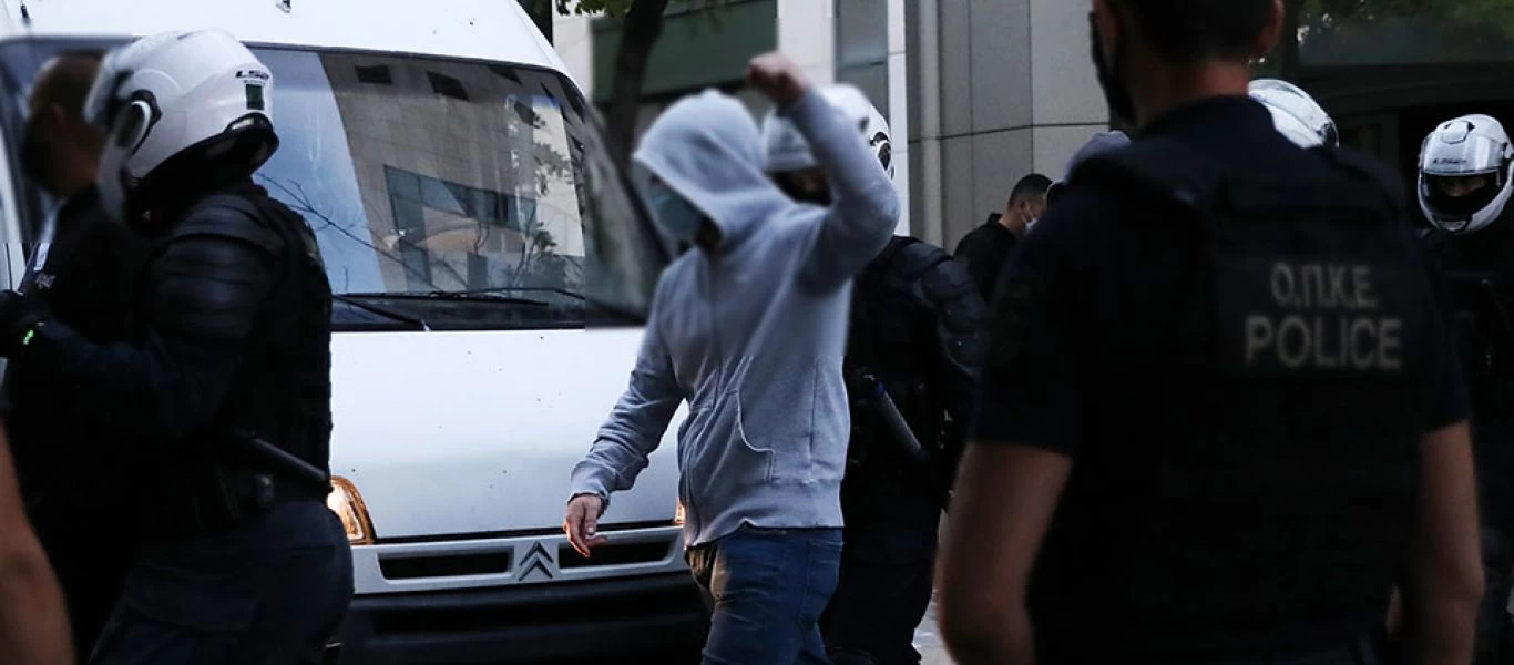 Ρουβίκωνας: 23 προσαγωγές μετά την καταδρομική στο υπουργείο Περιβάλλοντος